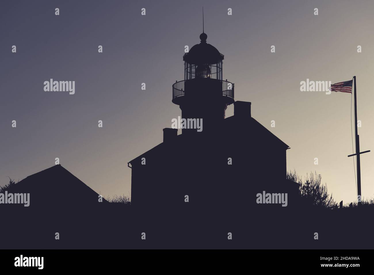 Old Point Loma Lighthouse auf der Point Loma Peninsula an der Mündung der San Diego Bay, Vereinigte Staaten von Amerika. Cabrillo National Monument. Bui Stockfoto