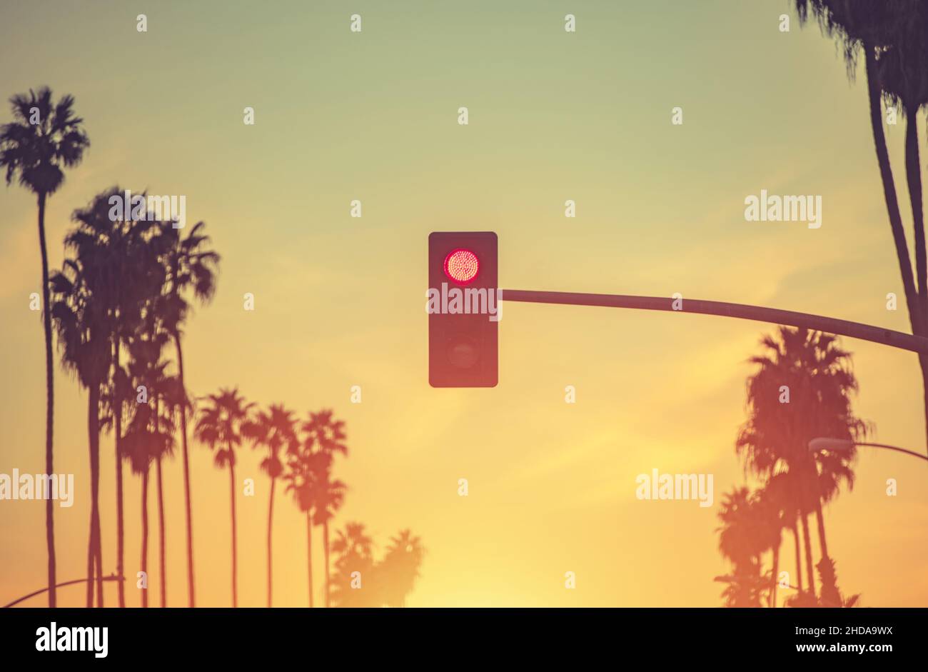 Santa Monica California Rotes Licht und Palmen Konzeptfoto. Vereinigte Staaten von Amerika. Landschaftlich Reizvolle Farbkorrektur Bei Sonnenuntergang. Stockfoto