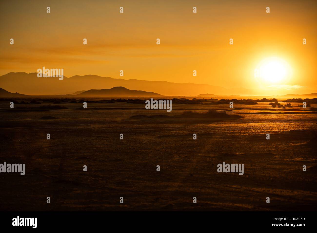 Szenischer Sonnenuntergang In Der Wüste. El Mirage Basin Northwestern Victor Valley in der zentralen Mojave Desert California, Vereinigte Staaten von Amerika. Stockfoto