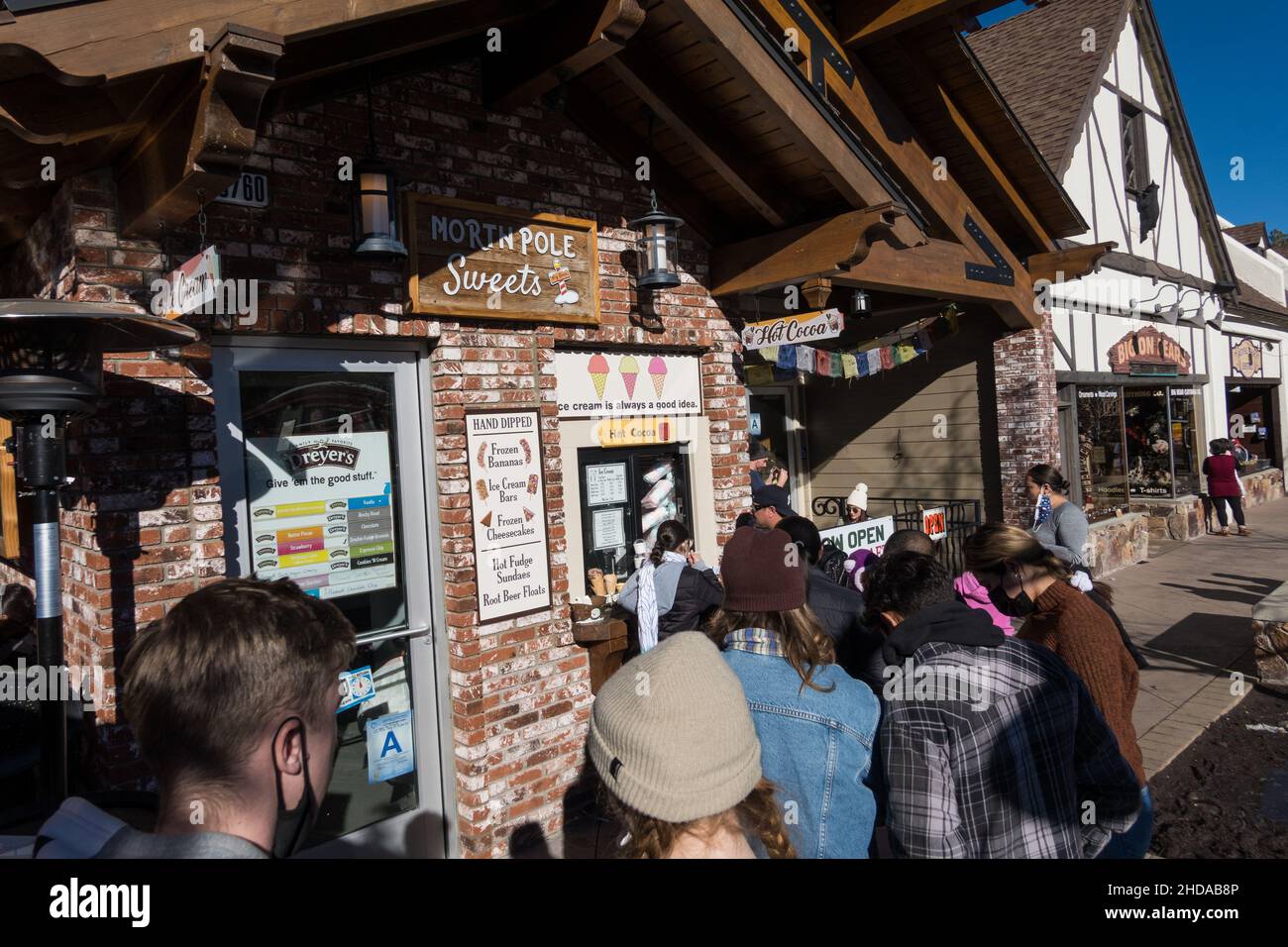 Menschen, die vor dem Nordpol-Süßwaren-Eisdiele entlang des Village Dr in Big Bear Lake, Kalifornien, USA, stehen Stockfoto