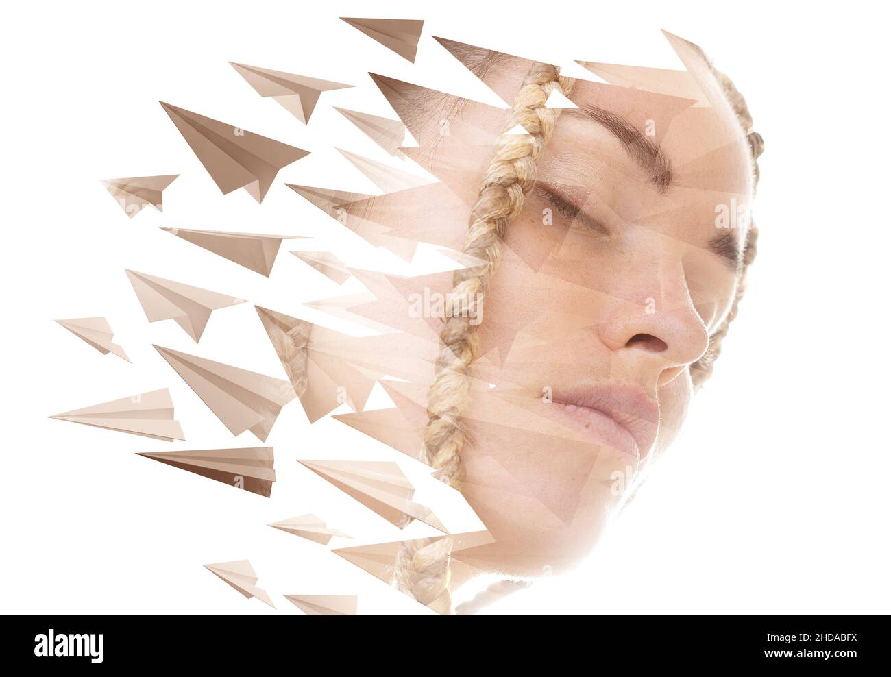 Ein Porträt einer Frau kombiniert mit Papierflächen in einer Doppelbelichtungstechnik. Stockfoto