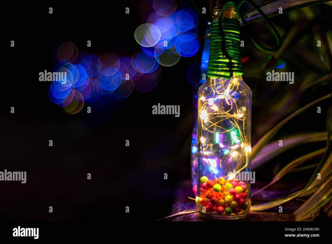 Licht in einer Flasche, Blick auf die Straße vom Kozhikode-Strand in Kerala Stockfoto