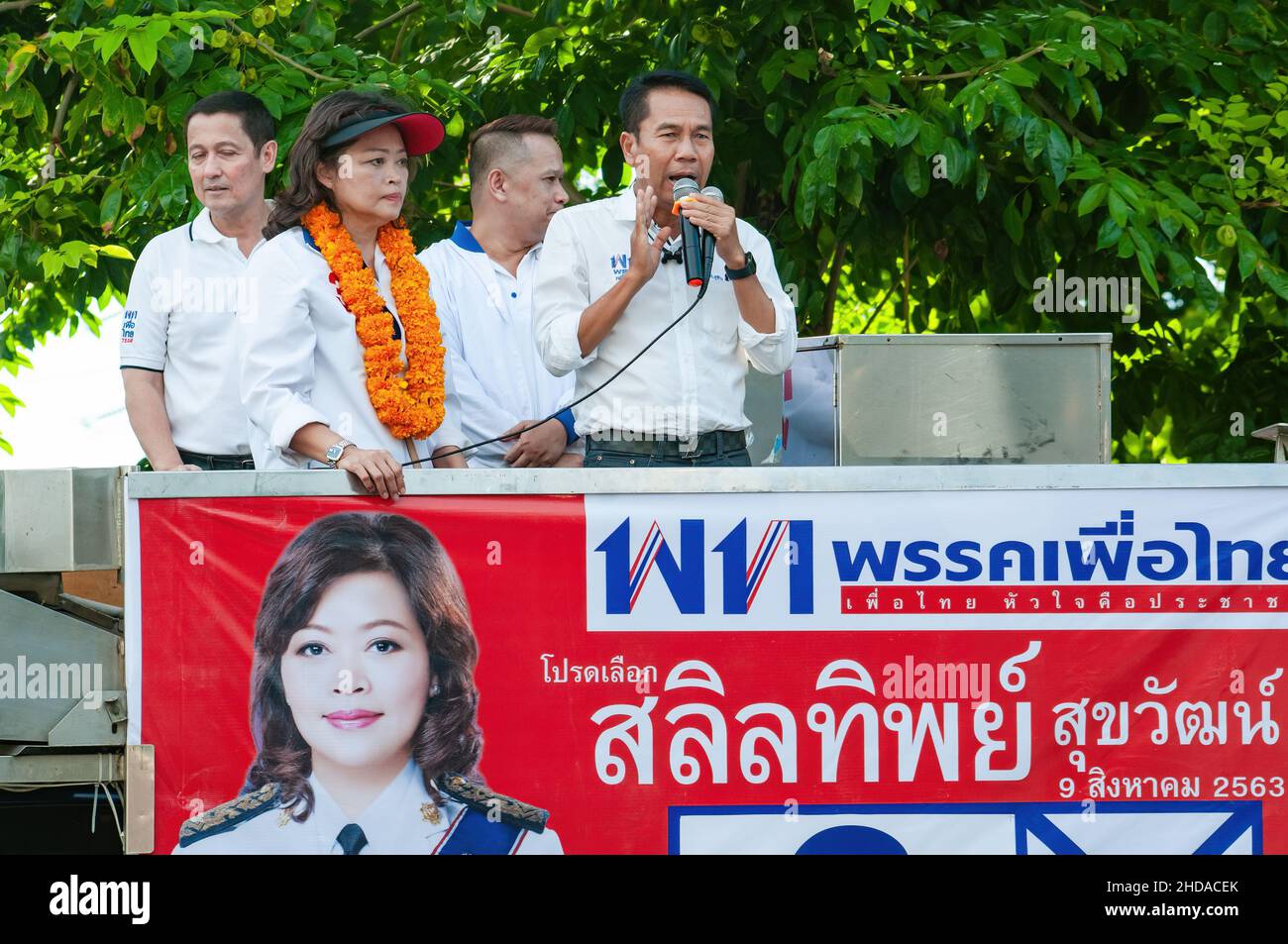 Lokaler Wahlkampf in der Provinz Samut Prakan in Thailand. Die Kandidatin für die Pheu Thai Party ist sowohl mit der Sprecherin als auch mit o zu sehen Stockfoto