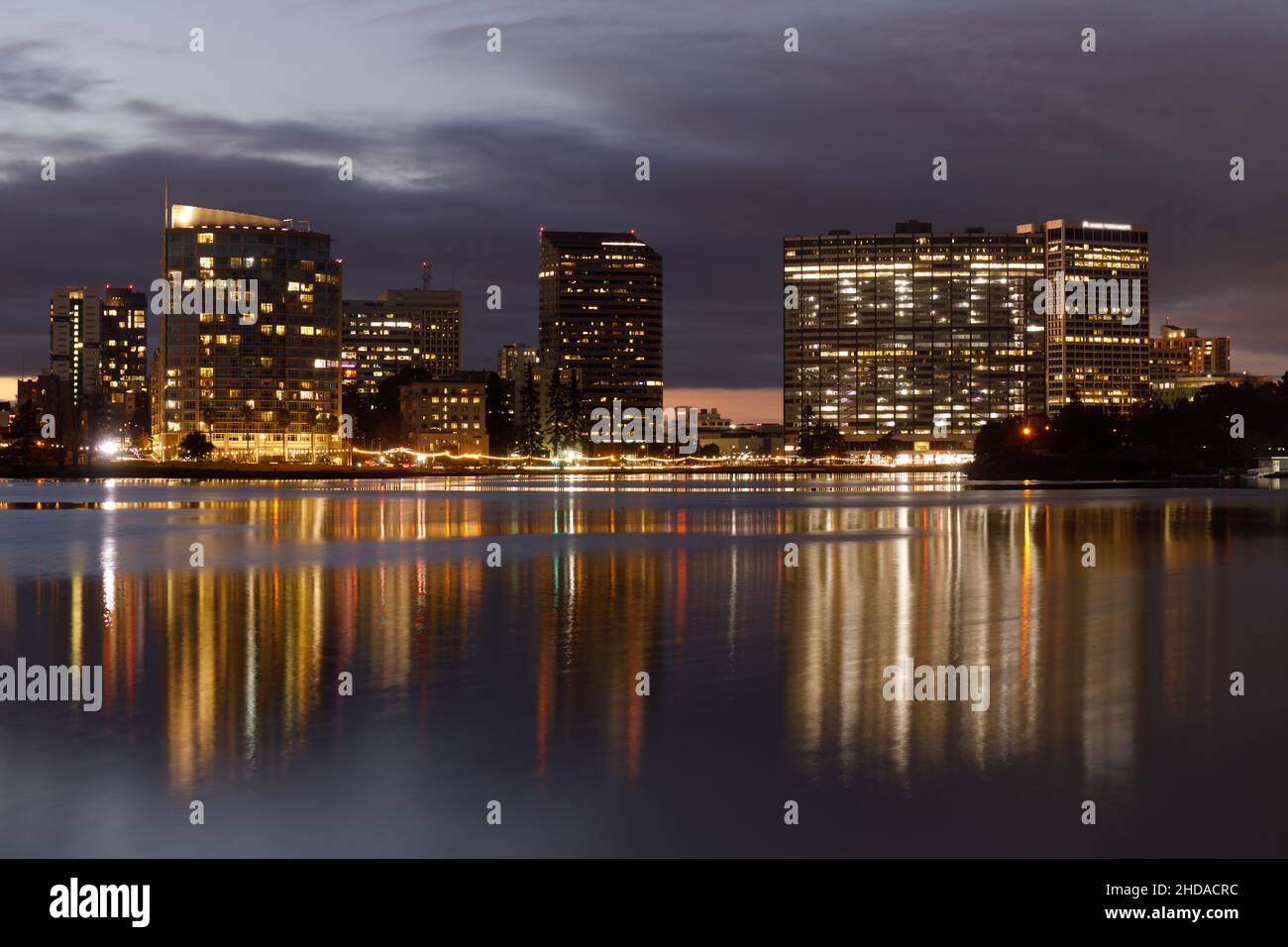 Downtown Oakland Skyline und Reflections über Lake Merritt Stockfoto