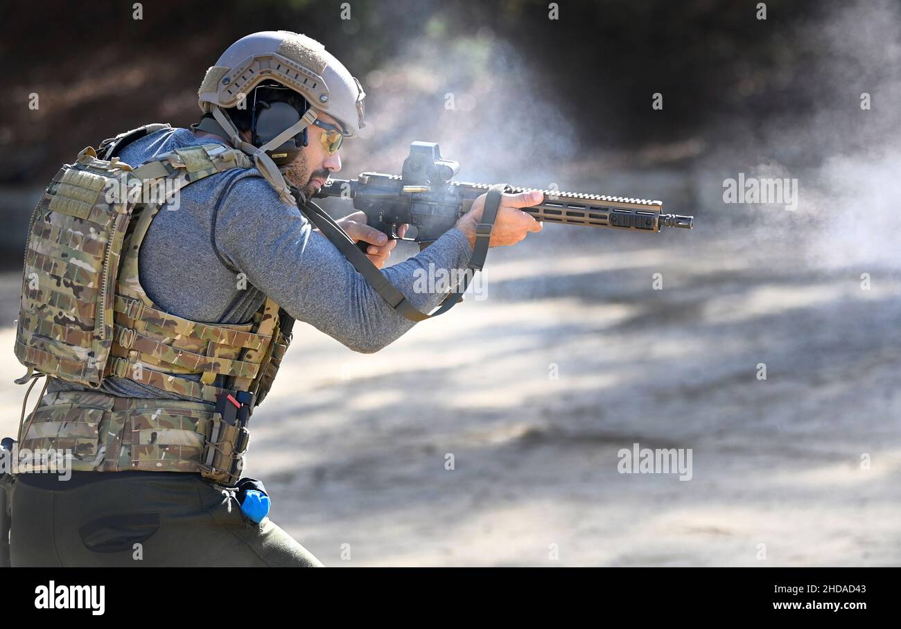 Der ehemalige NFL-Fußballspieler Eric Decker feuert während der Celebrity Tactical Challenge 2021 im John F. Kennedy Special Warfare Center der US-Armee und im Miller Training Complex der Schule am 16. Dezember 2021 ein Gewehr auf verschiedene Ziele. Zwölf Prominente haben sich mit Green Berets zusammengetan, um an der jährlichen Veranstaltung teilzunehmen. (USA Armeefoto von K. Kassens) Stockfoto