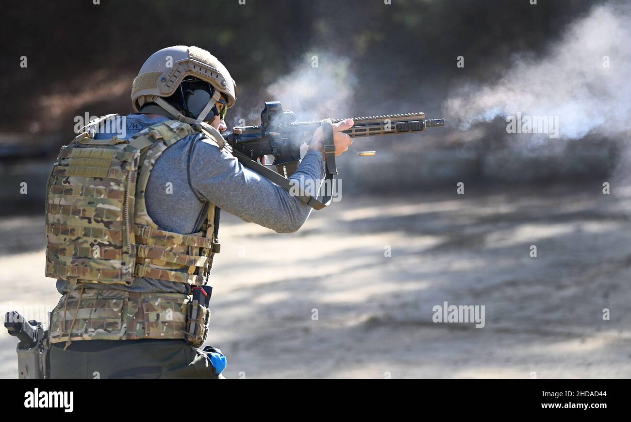 Der ehemalige NFL-Fußballspieler Eric Decker feuert während der Celebrity Tactical Challenge 2021 im John F. Kennedy Special Warfare Center der US-Armee und im Miller Training Complex der Schule am 16. Dezember 2021 ein Gewehr auf verschiedene Ziele. Zwölf Prominente haben sich mit Green Berets zusammengetan, um an der jährlichen Veranstaltung teilzunehmen. (USA Armeefoto von K. Kassens) Stockfoto