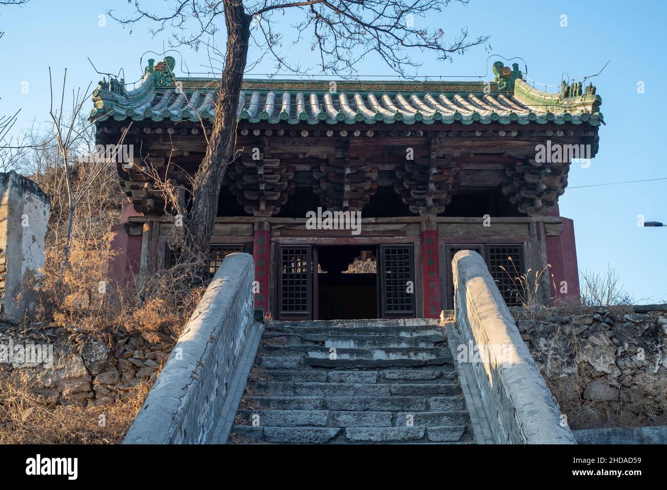 Dragon King Tempel befindet sich im Dorf Malan, Zhaitang Stadt, Mentougou Bezirk, Peking. Es wurde während Liao（907-1125) oder Jin (1115-1234) gebaut. Stockfoto