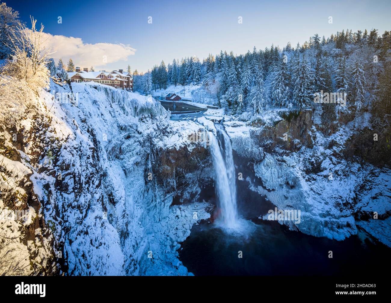 Snoqualmie Falls ist ein 268 m hoher Wasserfall am Snoqualmie River zwischen Snoqualmie und Fall City, Washington, USA. Stockfoto