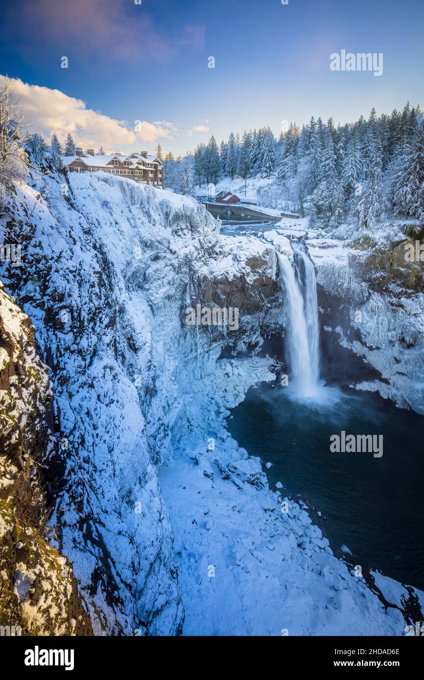 Snoqualmie Falls ist ein 268 m hoher Wasserfall am Snoqualmie River zwischen Snoqualmie und Fall City, Washington, USA. Stockfoto