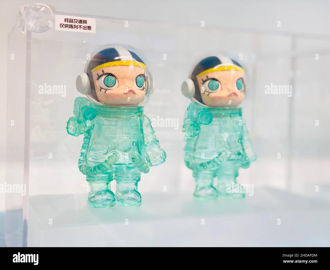 Nahaufnahme von zwei coolen futuristischen Puppen in Kunststoffverpackung Stockfoto