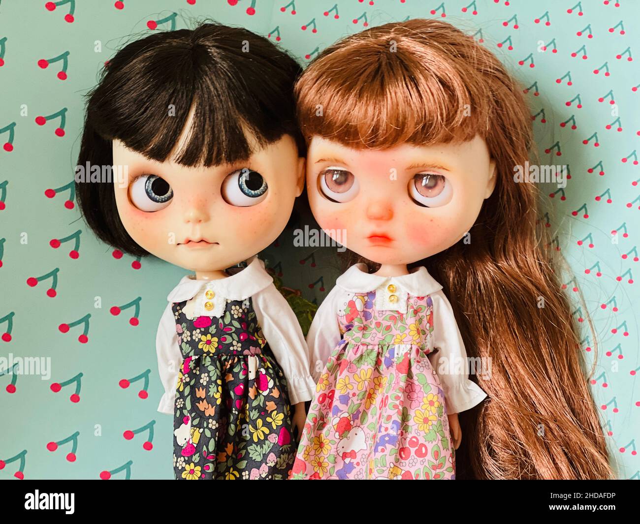 Nahaufnahme von zwei entzückenden Mädchen Puppen mit großen Augen Stockfoto