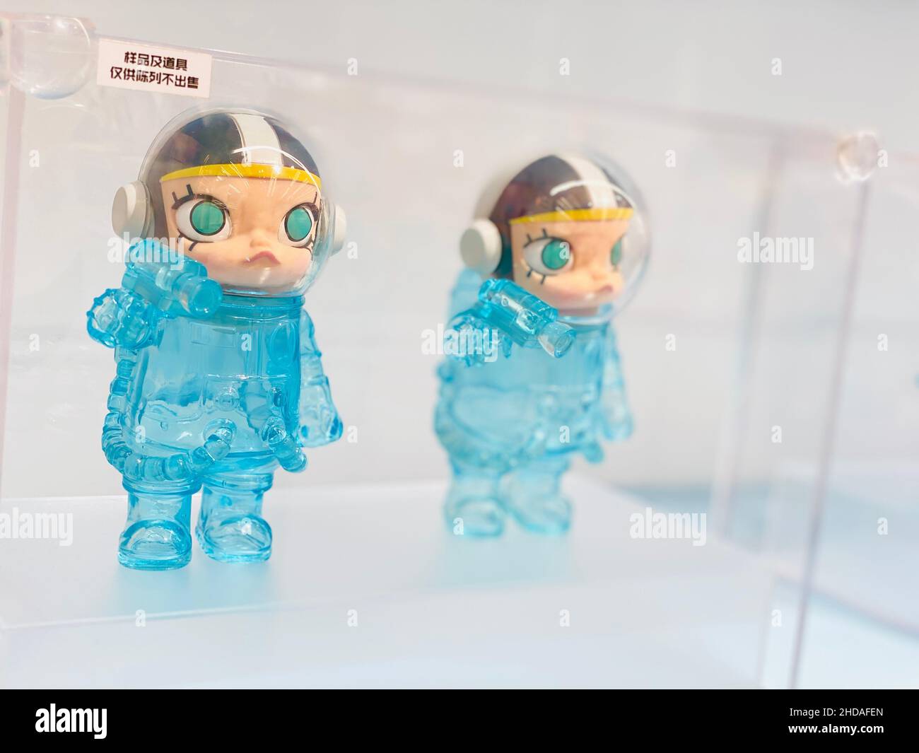 Nahaufnahme von zwei coolen futuristischen Puppen in Kunststoffverpackung Stockfoto