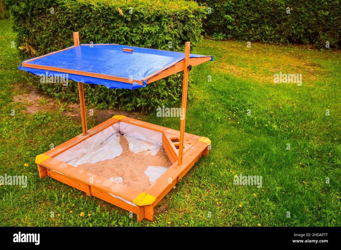 Handgemachtes Holzsandkastenhaus für das Kind, um an sonnigen, heißen Tagen mit der Dachterrasse zu spielen Stockfoto
