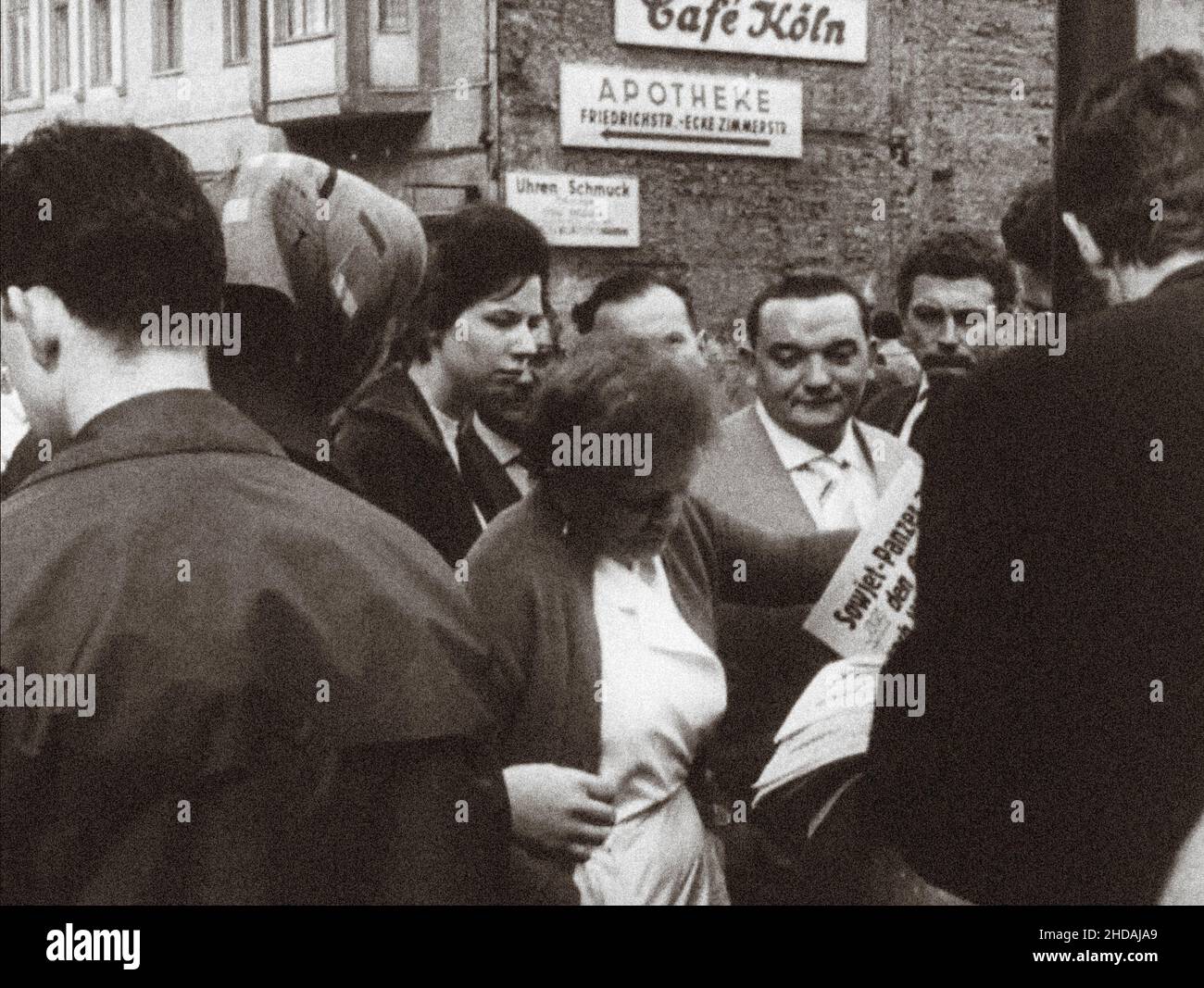 Berliner Krise von 1961. Die Serie der archivel-Fotos zeigt das Reiseverbot zwischen Ost- und West-Berlin im August 1961 und den Bau von Barrikaden Stockfoto Berliner Krise von 1961. Die Serie der archivel-Fotos zeigt das Reiseverbot zwischen Ost- und West-Berlin im August 1961 und den Bau von Barrikaden Stockfoto