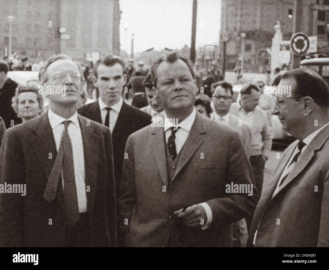 Berliner Krise von 1961. Willy Brandt Regierender Bürgermeister von West-Berlin. Die Serie der archivel-Fotos zeigt das Reiseverbot zwischen Ost und West im August 1961 Stockfoto
