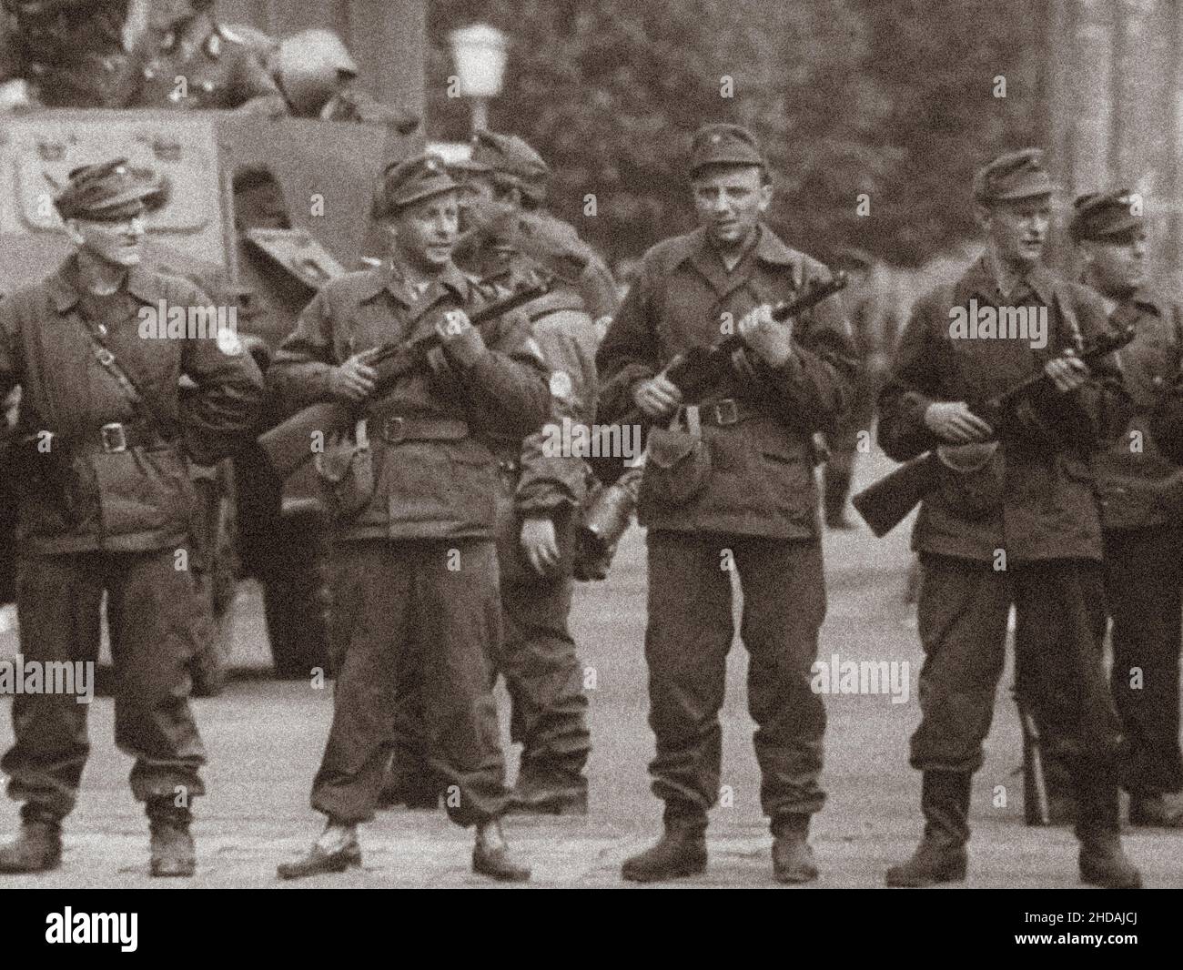 Berliner Krise von 1961. Beginn des Baus der Berliner Mauer. Ostdeutsche Kampfgruppen der Arbeiterklasse ('Betriebskampfgruppen') mit sovi Stockfoto