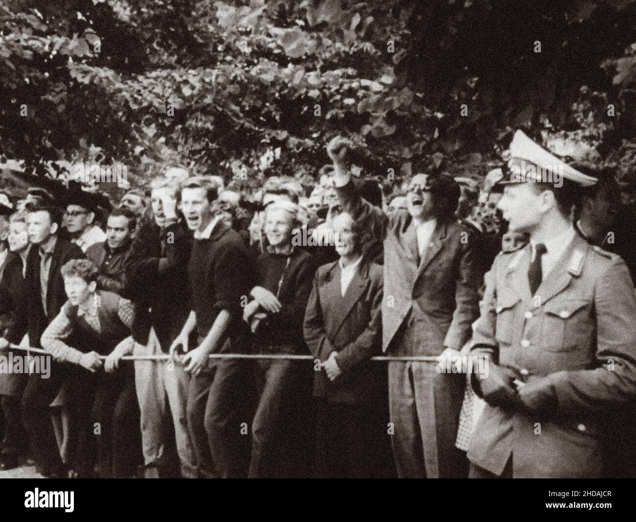 Berliner Krise von 1961. Proteste gegen die berliner Mauer in West-Berlin. Die Serie der archivel-Fotos zeigt das Reiseverbot zwischen Ost und West im August 1961 Stockfoto