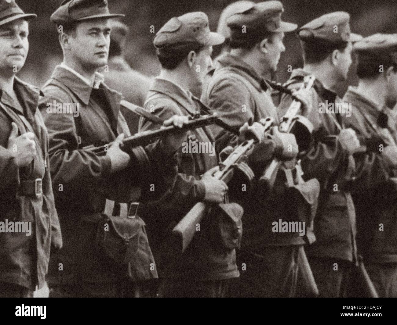 Beginn des Baus der Berliner Mauer. Ostdeutsche Kampfgruppen der Arbeiterklasse ('Betriebskampfgruppen') mit sowjetischen PPSh-41-Gewehren in Bran Stockfoto