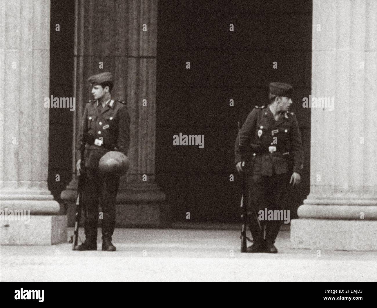 Berliner Krise von 1961. DDR-Patrouillen in der Nähe des Brandenburger Tors. Die Serie der archivel-Fotos zeigt das Reiseverbot zwischen Ost und Wes im August 1961 Stockfoto