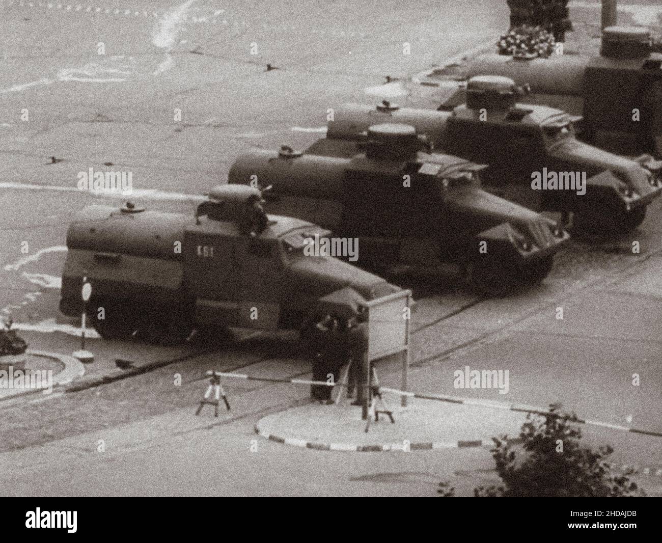 Berliner Krise von 1961. DDR-Patrouillen in der Nähe des Brandenburger Tors. Die Serie der archivel-Fotos zeigt das Reiseverbot zwischen Ost und Wes im August 1961 Stockfoto