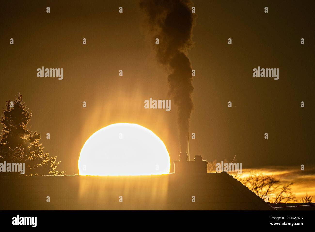 Arnsdorf, Deutschland. 26th Dez 2021. Schwarzer Rauch tritt aus einem Schornstein hervor, aufgenommen in Arnsdorf, 26th. Dezember 2021. Copyright: Florian Gaertner/photothek.de Credit: dpa/Alamy Live News Stockfoto