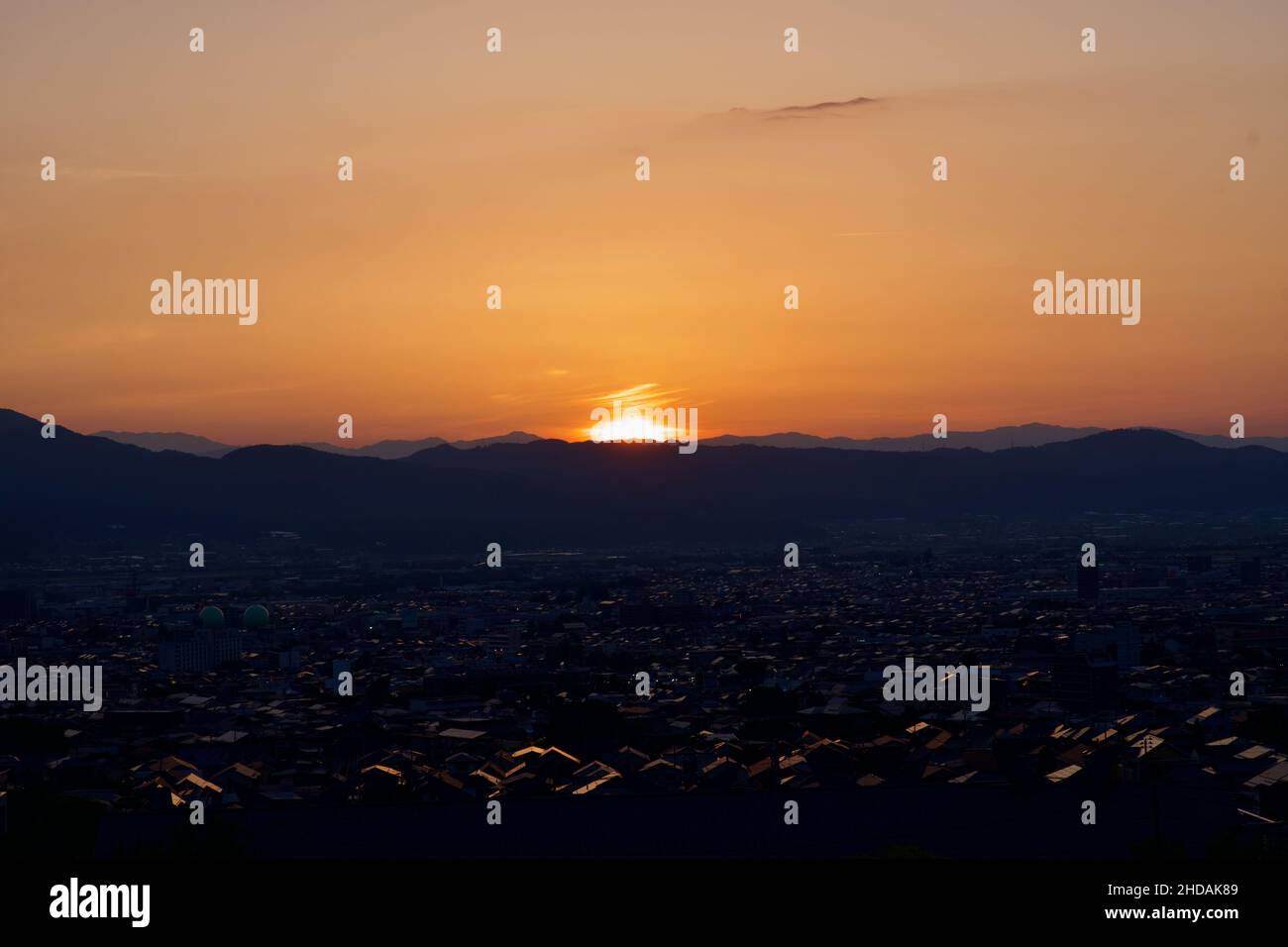 Schöne Sicht auf den Sonnenuntergang von hinten auf die Berge mit Blick auf die Stadt Stockfoto