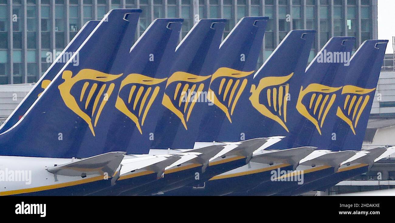 Datei Foto vom 05/04/2020 Ryanair-Jets geparkt auf der Start- und Landebahn des Flughafens Dublin. Die Billigfluggesellschaft Ryanair verzeichnete zwischen November und Dezember einen Rückgang der Zahl der geflogenen Passagiere um 7 %, da in ganz Europa aufgrund der Ausbreitung der Omicron-Variante Reisebeschränkungen auferlegt wurden. Ausgabedatum: Mittwoch, 5. Januar 2022. Stockfoto