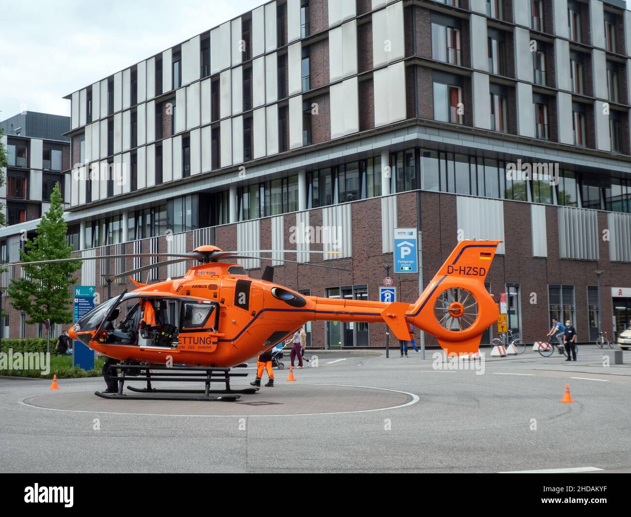 Rettungshubschrauber vor Universitätskrankenhaus Eppendorf / Rettungshubschrauber vor Universitätsklinikum Hamburg Stockfoto