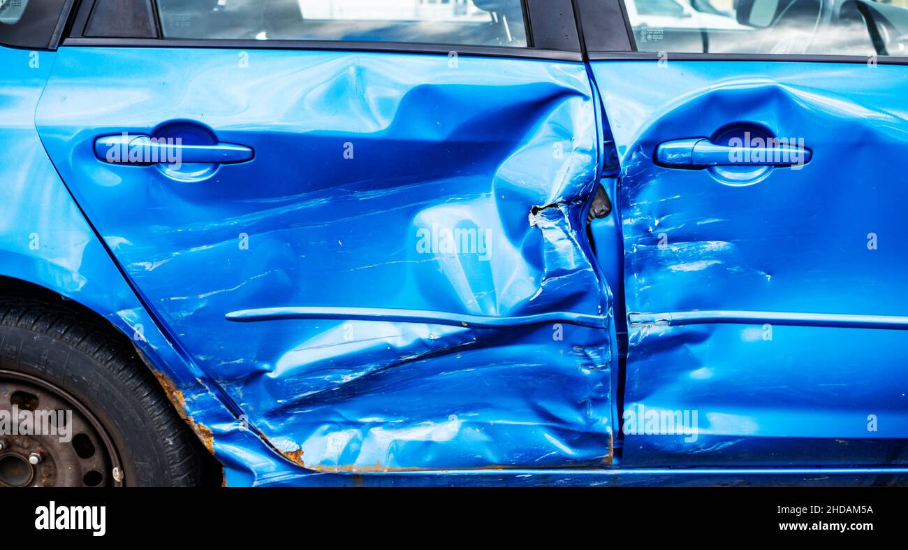 Blechschaden an Auto nach Unfall. Schaden für Autoversicherung. Reperatur in der KFZ Werkstatt notwendig Stockfoto