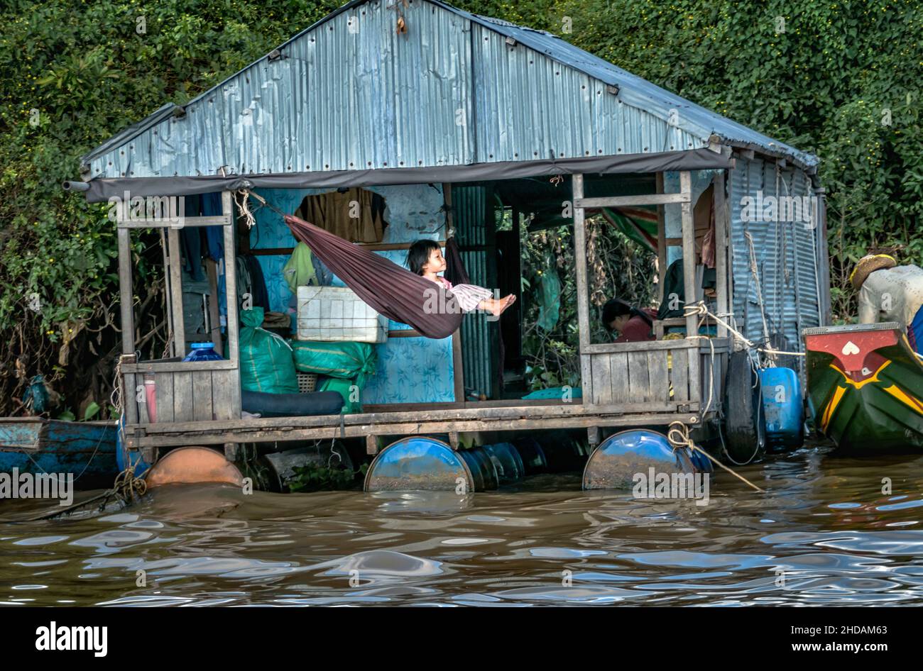 Chong Khneas, Kambodscha - November29, 2018: Chong Khneas ist ein schwimmendes Dorf auf dem Tonle SAP. Hier leben Menschen in ‰rlichen verh‰ltnissen Stockfoto