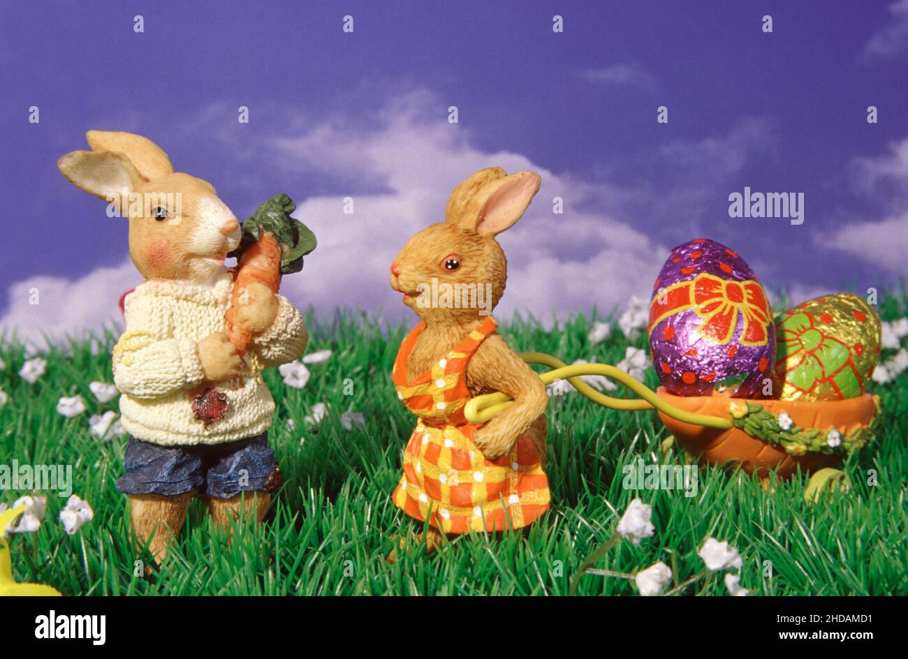 Fröhliche Osterhasen mit Ostereier aus Schokolade Stockfoto