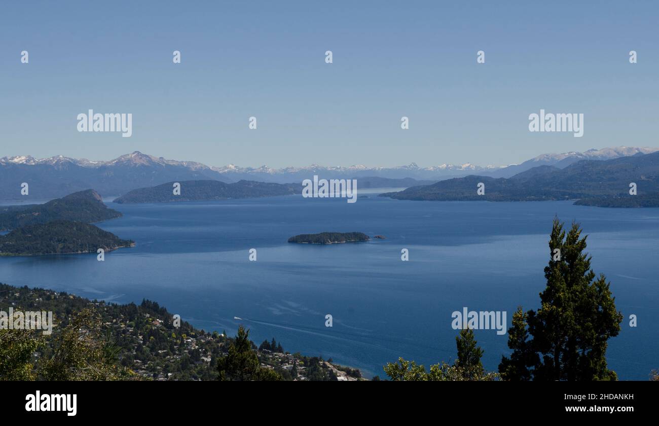 Nebliger Sommertag an einem See in der Nähe von San Carlos de Bariloche mit viel Grün am Wasser Stockfoto