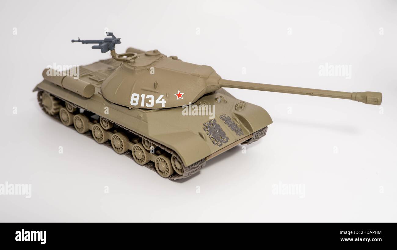Eine Nahaufnahme eines sowjetischen Miniaturpanzers IS-3, entwickelt 1944, isoliert auf weißem Hintergrund Stockfoto