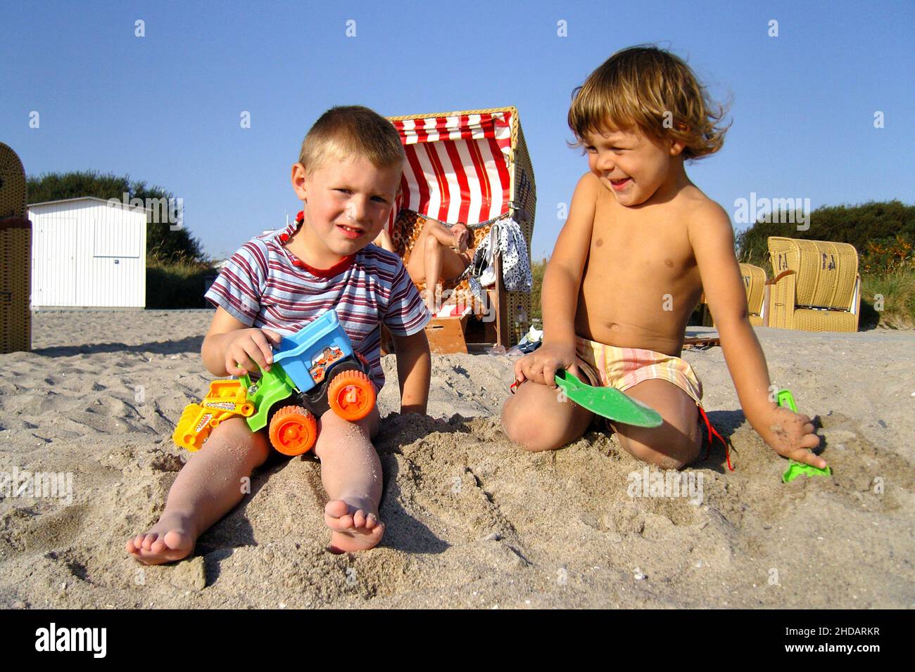 Zwei kleine Jungen spielen am Starnd im Sand Stockfoto