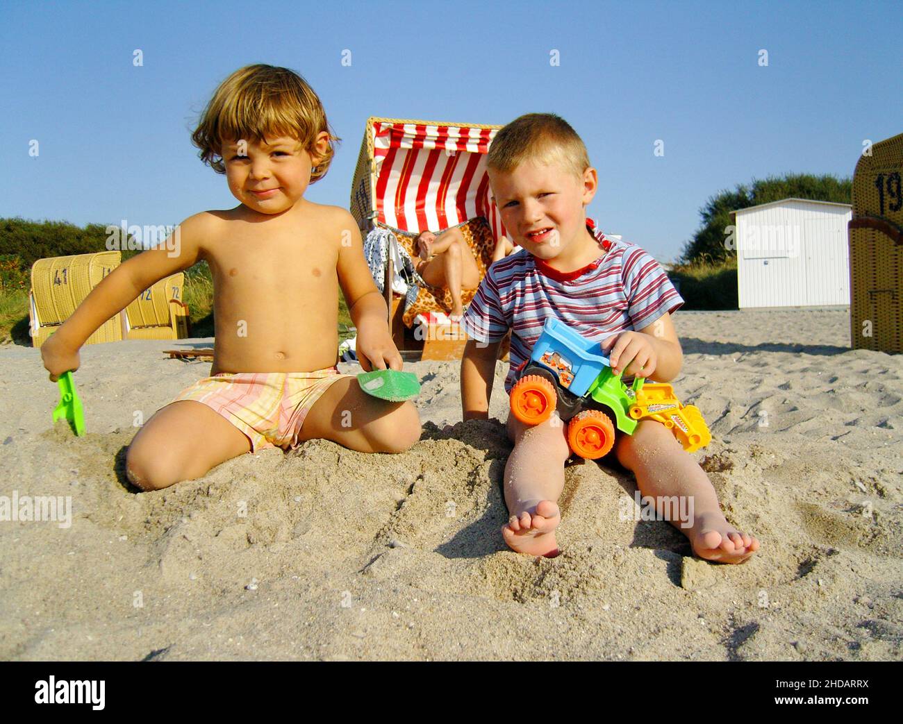 Zwei kleine Jungen spielen am Strand, Stockfoto