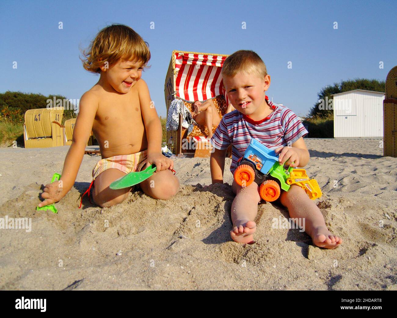 Zwei kleine Jungen spielen am Strand, Stockfoto