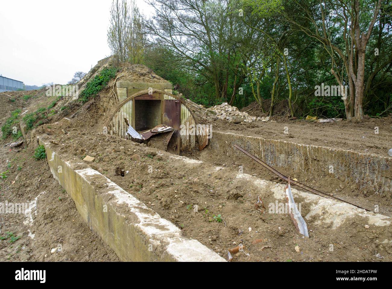 Aufgedeckt Kriegszeiten Verkleidung an der North Weald Flugplatz. Zweiten Weltkrieg Archäologie. Protective Bunker umgebenden Ebenen. Blast Wand, tunnel Schutz Stockfoto