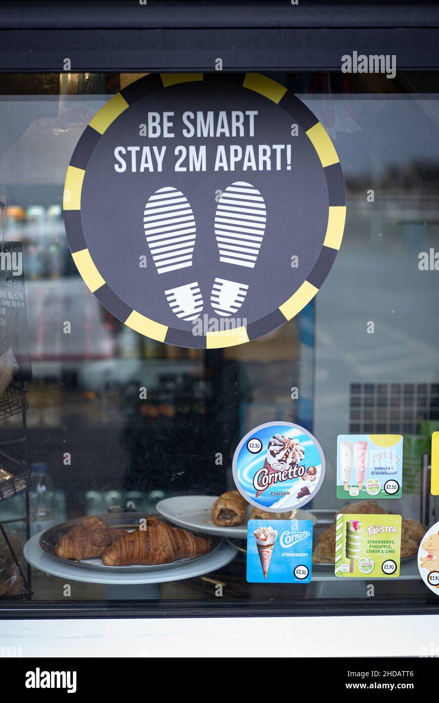 2 Meter lange Ratschläge zur sozialen Distanzierung im Café-Kiosk-Fenster, Goring, West Sussex Stockfoto