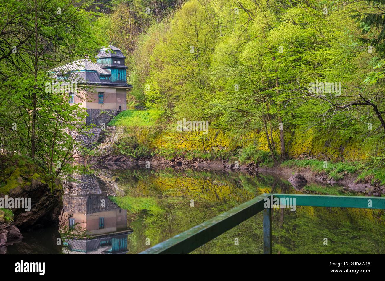 Altes Wasserkraftwerk aus dem Jahr 1926 im Tal des Flusses Jizera auf dem Rieger Trail außerhalb von Bitouchov, Böhmisches Paradies, Tschechische Republik. Stockfoto