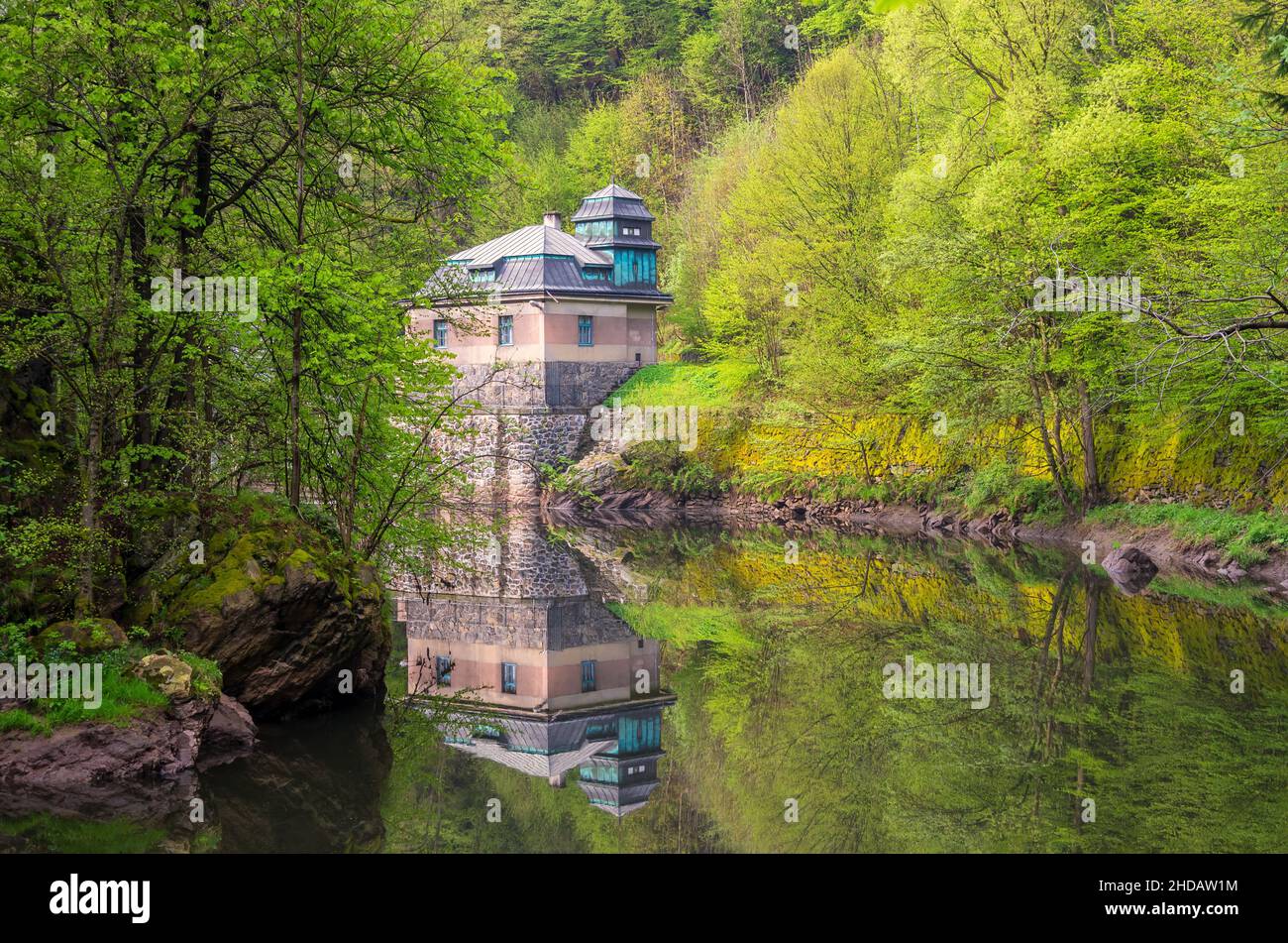 Altes Wasserkraftwerk aus dem Jahr 1926 im Tal des Flusses Jizera auf dem Rieger Trail außerhalb von Bitouchov, Böhmisches Paradies, Tschechische Republik. Stockfoto