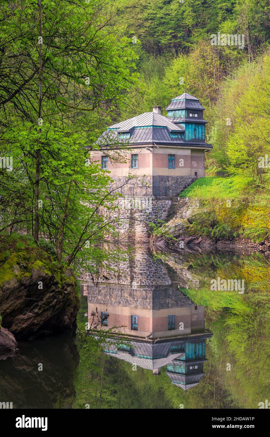 Altes Wasserkraftwerk aus dem Jahr 1926 im Tal des Flusses Jizera auf dem Rieger Trail außerhalb von Bitouchov, Böhmisches Paradies, Tschechische Republik. Stockfoto