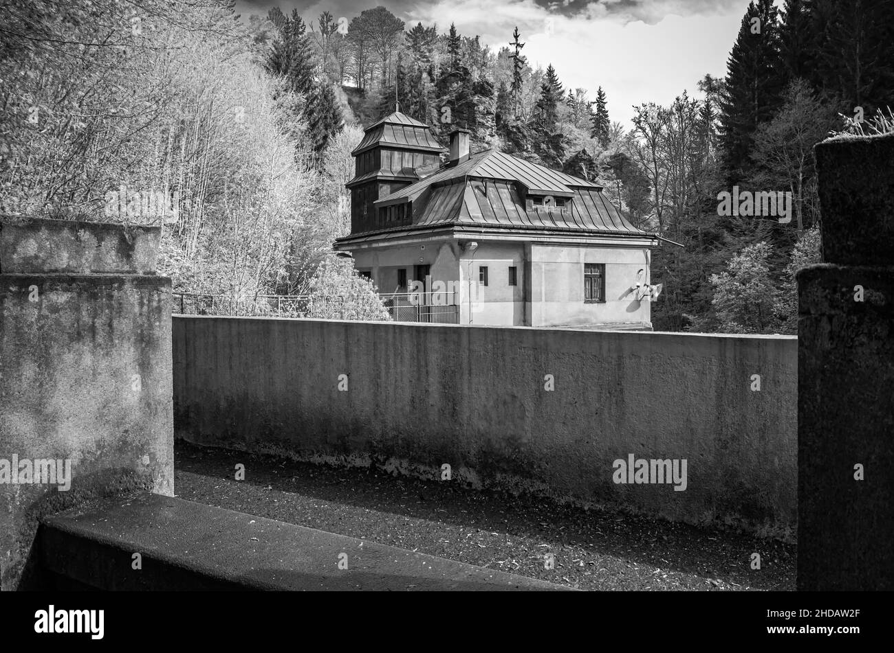 Altes Wasserkraftwerk aus dem Jahr 1926 am Rieger Trail im Tal des Flusses Jizera bei Bitouchov, Böhmisches Paradies, Tschechische Republik. Stockfoto