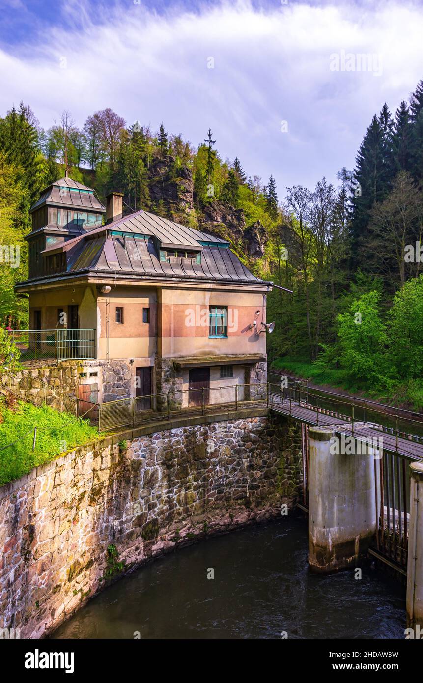 Altes Wasserkraftwerk aus dem Jahr 1926 am Rieger Trail im Tal des Flusses Jizera bei Bitouchov, Böhmisches Paradies, Tschechische Republik. Stockfoto