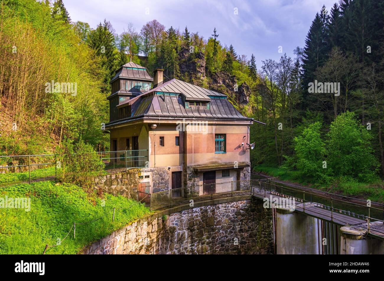 Altes Wasserkraftwerk aus dem Jahr 1926 am Rieger Trail im Tal des Flusses Jizera bei Bitouchov, Böhmisches Paradies, Tschechische Republik. Stockfoto