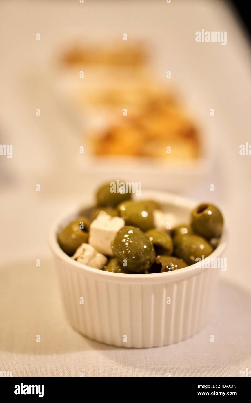 Grüne Oliven und weißer Käse Stockfoto