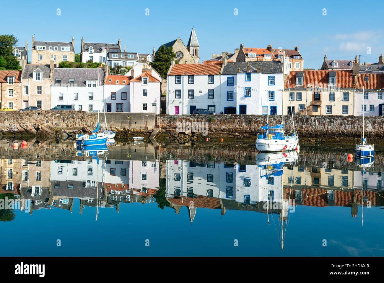 St. Monans Fischerdorf Harbour Reflections, Fife, Schottland, Großbritannien Stockfoto