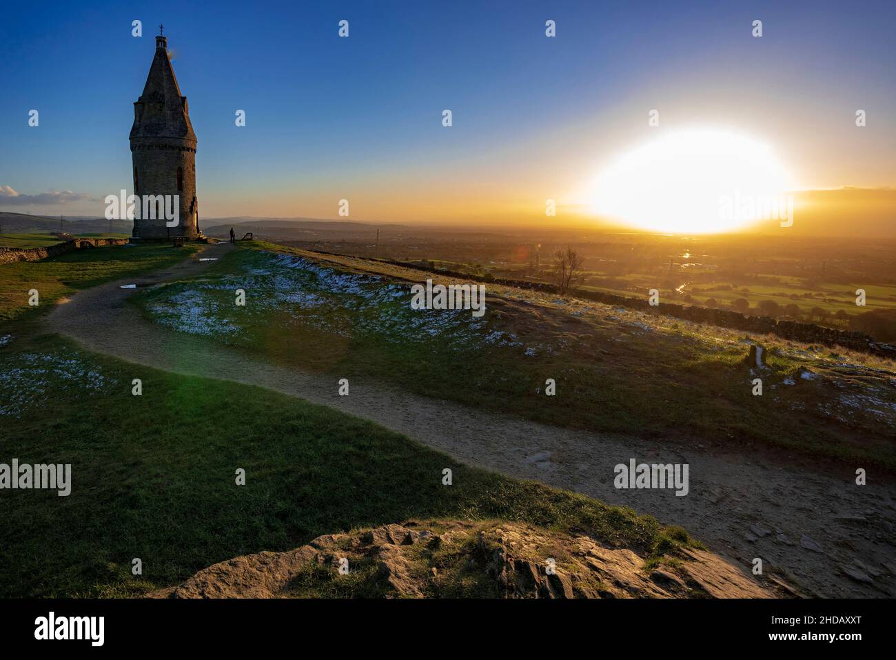 Der Gedenkturm auf dem Hartshead Pike, einem Hügel in Tameside im Großraum Manchester, wurde ursprünglich 1751 erbaut. Stockfoto