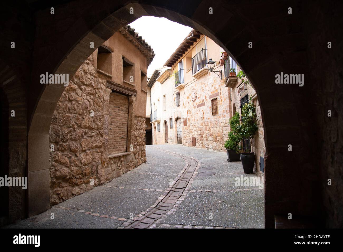 Gemütliche Straße von Alquezar, einem alten spanischen Dorf Stockfoto