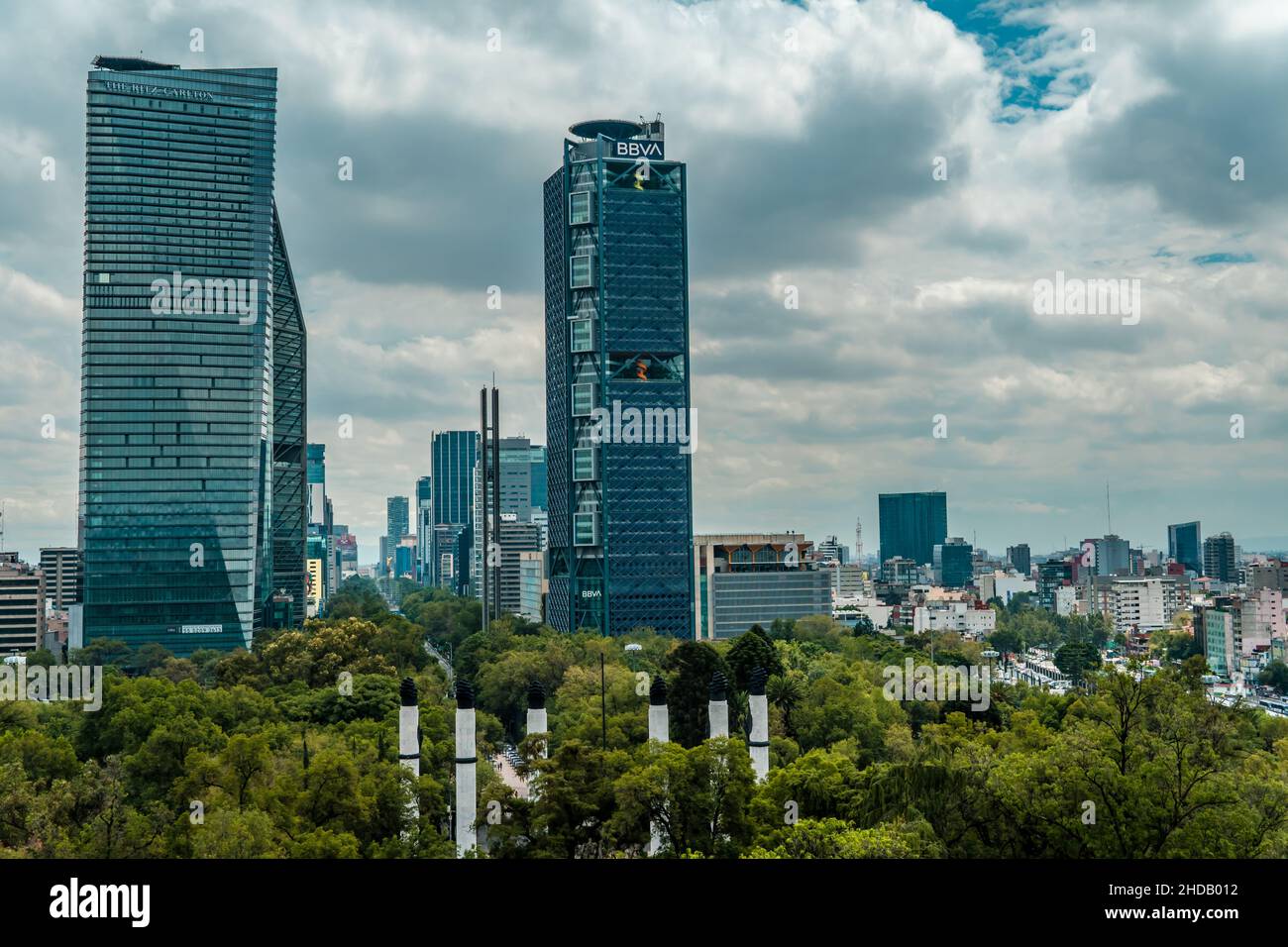 Panoramablick auf die Skyline der Innenstadt von Mexiko-Stadt von der Burg Chapultepec aus gesehen an einem düsteren Tag Stockfoto