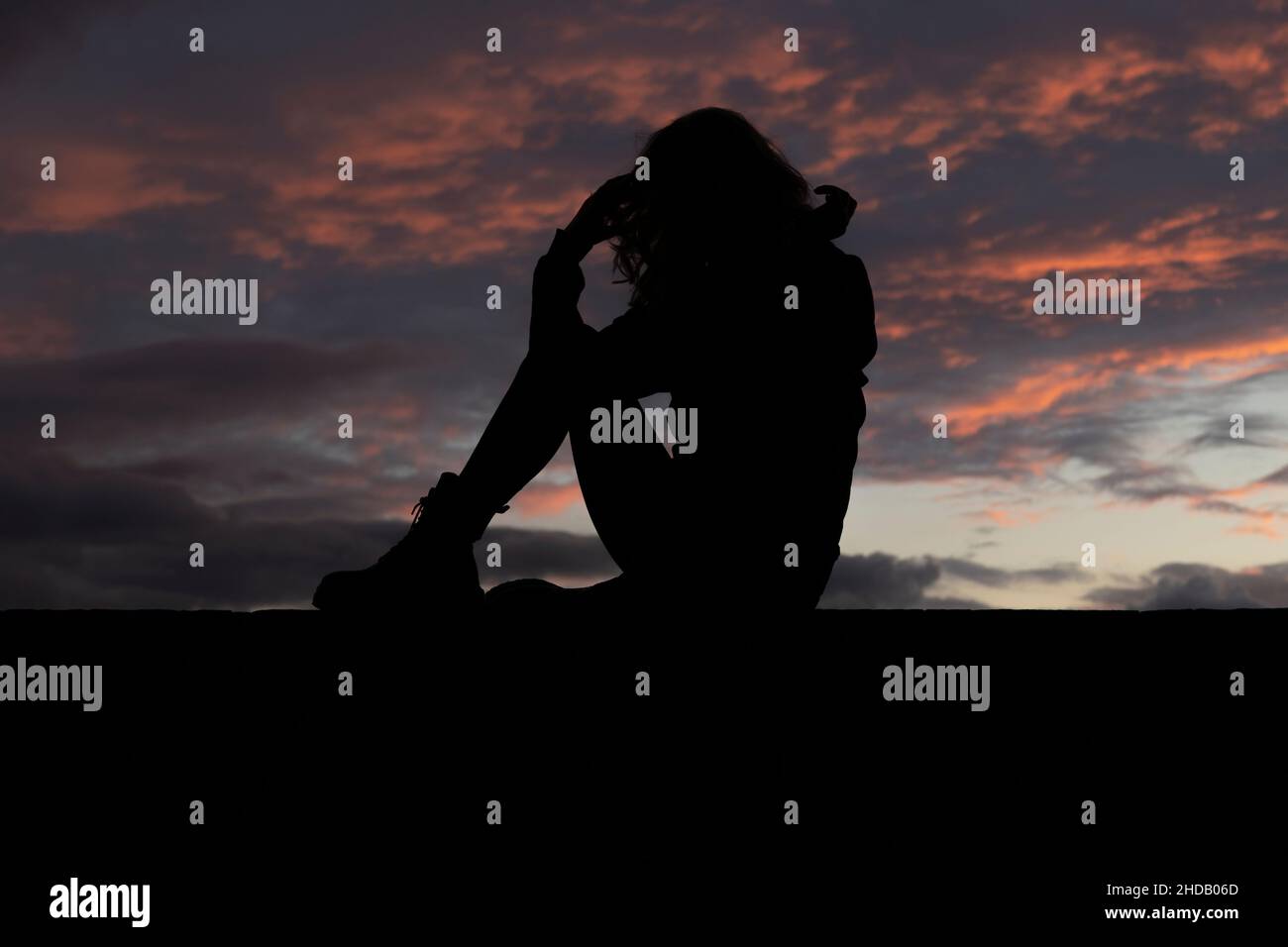 Silhouette einer Frau mit perfektem Körper bei Sonnenuntergang Stockfoto